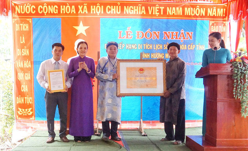 Lễ đón nhận bằng xếp hạng di tích cấp tỉnh Đình Hương Mỹ Phó giám đốc Sở Văn hóa, Thể thao và Du lịch Nguyễn Thị Ngọc Dung trao bằng xếp hạng cho đại diện địa phương.