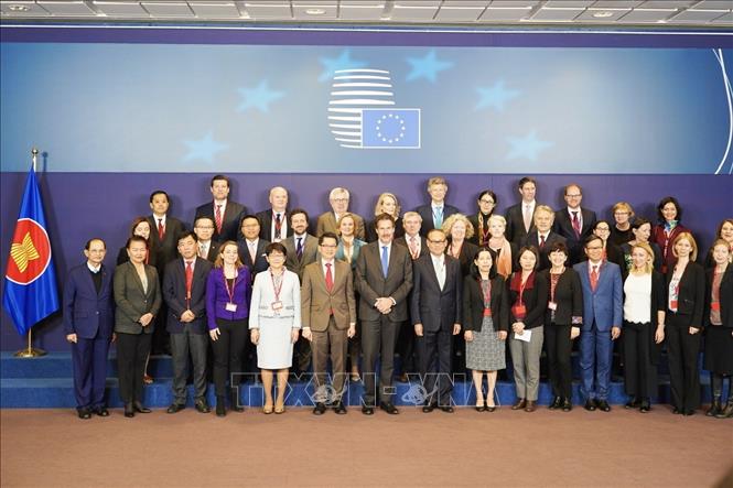 Các đại biểu chụp ảnh chung tại Hội nghị Các Quan chức cao cấp ASEAN - EU, ngày 11-2-2020, tại Brussels, Bỉ. Ảnh TTXVN phát