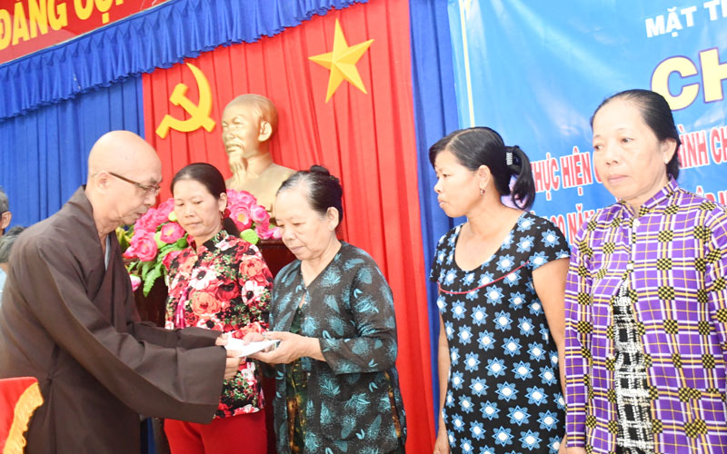 Học tập theo tấm gương yêu nước, thương dân của Bác Hồ Hòa thượng Thích Nhựt Tấn trao quà cho người nghèo. Ảnh: H. Hiệp