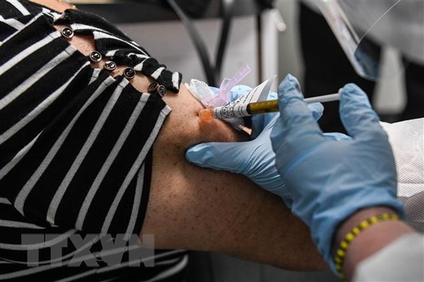 Nhân viên y tế tiêm thử nghiệm vắcxin ngừa COVID-19 trên tình nguyện viện tại Hollywood, Florida, Mỹ. (Ảnh: AFP/ TTXVN)
