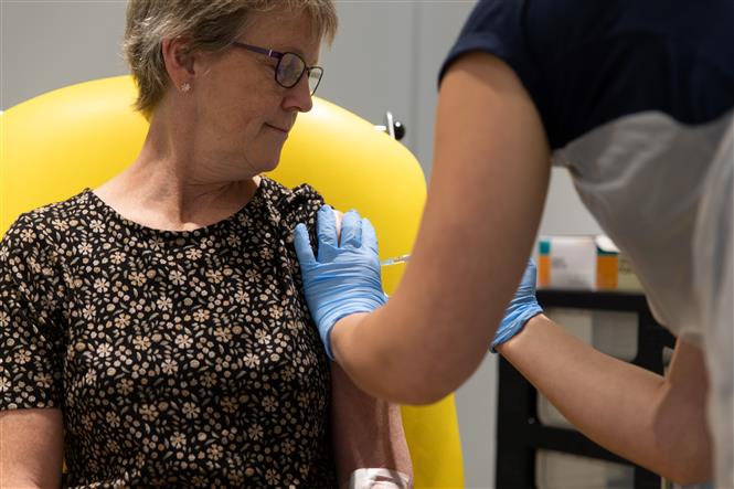 Nhân viên y tế tiêm thử nghiệm vắc-xin ngừa COVID-19 do Trường đại học Oxford (Anh) phối hợp với hãng AstraZeneca sản xuất. Ảnh: AFP/TTXVN