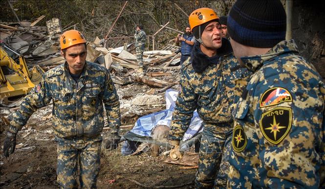 Nhân viên cứu hộ Azerbaijan chuyển nạn nhân thiệt mạng trong cuộc xung đột tại khu vực Nagorno-Karabakh,ngày 6-11-2020. Ảnh: AFP/TTXVN