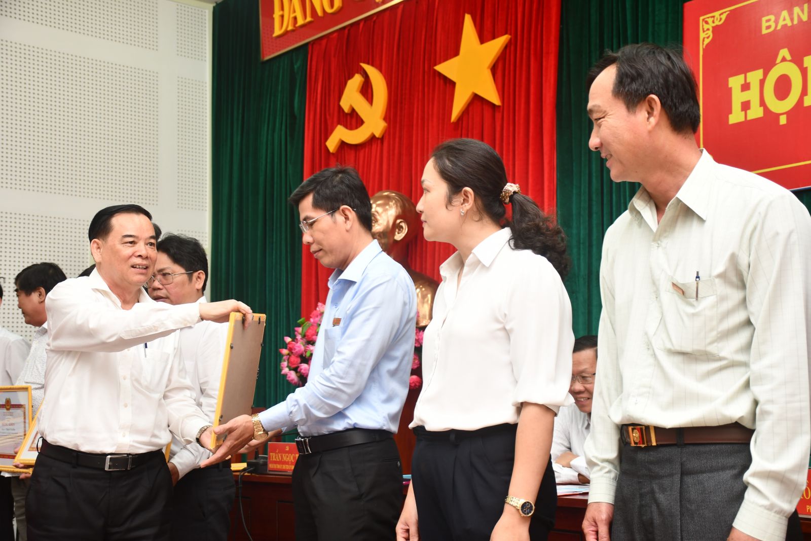 Thông báo kết quả Hội nghị lần 3 Ban Chấp hành Đảng bộ tỉnh khóa XI Chủ tịch UBND tỉnh Trần Ngọc Tam trao bằng khen của Tỉnh ủy cho các cá nhân có thành tích xuất sắc trong thực hiện Chỉ thị số 35 của Bộ Chính trị. Ảnh: Hữu Hiệp