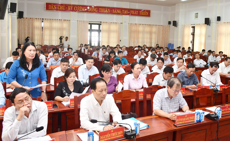 Thông báo kết quả Hội nghị lần 3 Ban Chấp hành Đảng bộ tỉnh khóa XI Giám đốc Sở Lao động - Thương binh và Xã hội phát biểu thảo luận tại hội trường. Ảnh: Hữu Hiệp
