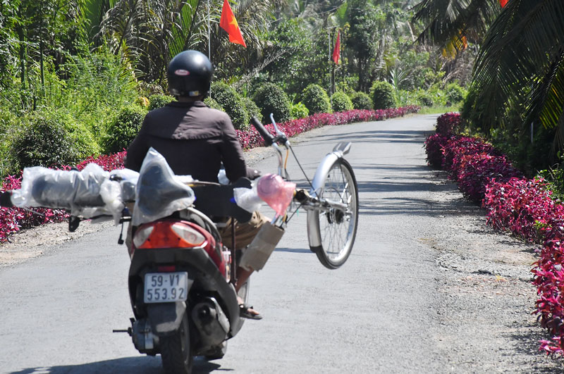 Đường nông thôn hẹp nhưng chở xe kiểu này thì tai nạn làm sao không xảy ra (ảnh chụp tại Thạnh Phú Đông, huyện Giồng Trôm). Ảnh: Bừa cỏ