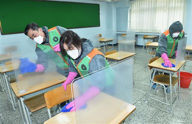 Thế giới trên 1,5 triệu người tử vong; Mỹ liên tiếp phá kỷ lục buồn Nhân viên dọn vệ sinh nhằm ngăn chặn sự lây lan của dịch COVID-19 tại phòng thi của một trường trung học ở Seongnam, Hàn Quốc ngày 2-12-2020.