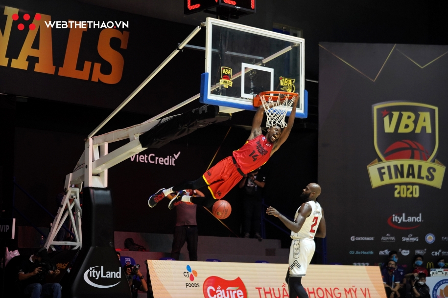 Crawford tìm lại chính mình, Thang Long Warriors cân bằng tỉ số Finals Keyes mắc lỗi thứ năm khi trận đấu còn 5 phút. Ảnh: Việt Long