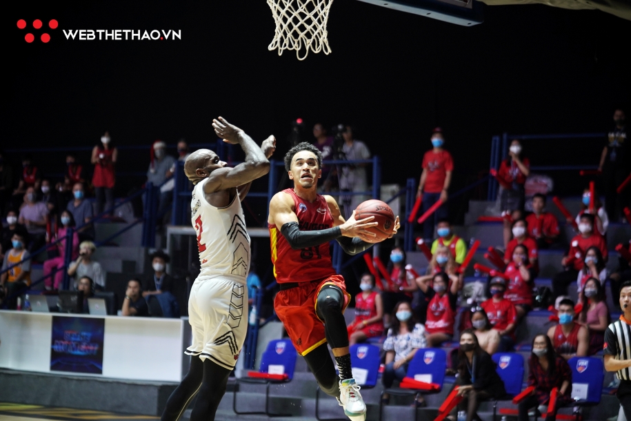 Crawford tìm lại chính mình, Thang Long Warriors cân bằng tỉ số Finals Juzang tỏ ra quá cô đơn trong khâu tấn công. Ảnh: Việt Long
