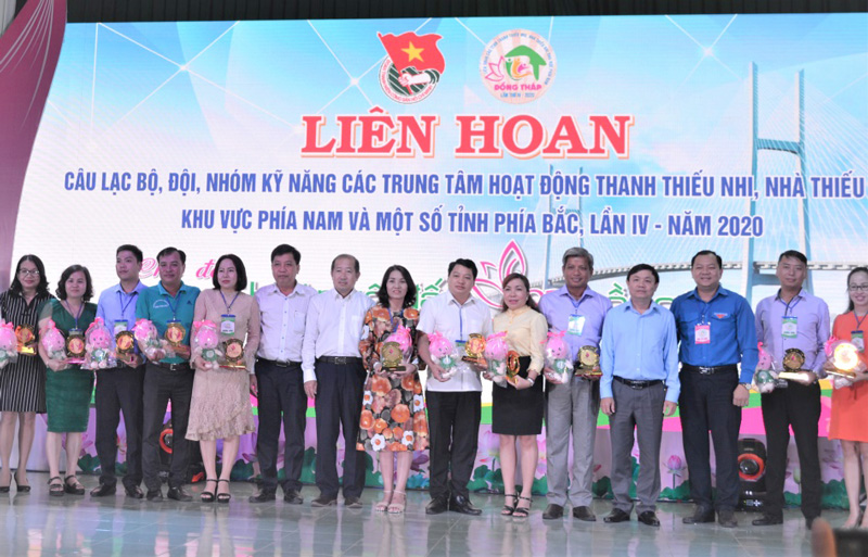 Ban Tổ chức trao kỷ niệm chương cho các đơn vị tham gia liên hoan. Ảnh: Huy KT.