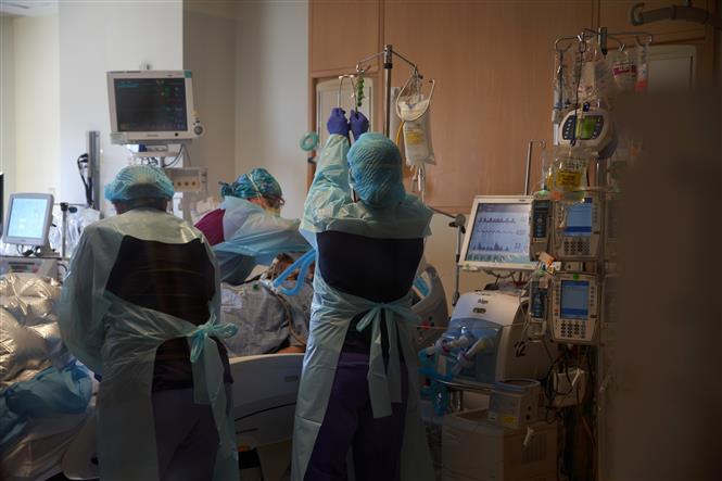 Nhân viên y tế điều trị cho bệnh nhân COVID-19 tại trung tâm y tế ở Worcester, Massachusetts (Mỹ) ngày 4-12-2020. Ảnh: AFP/TTXVN