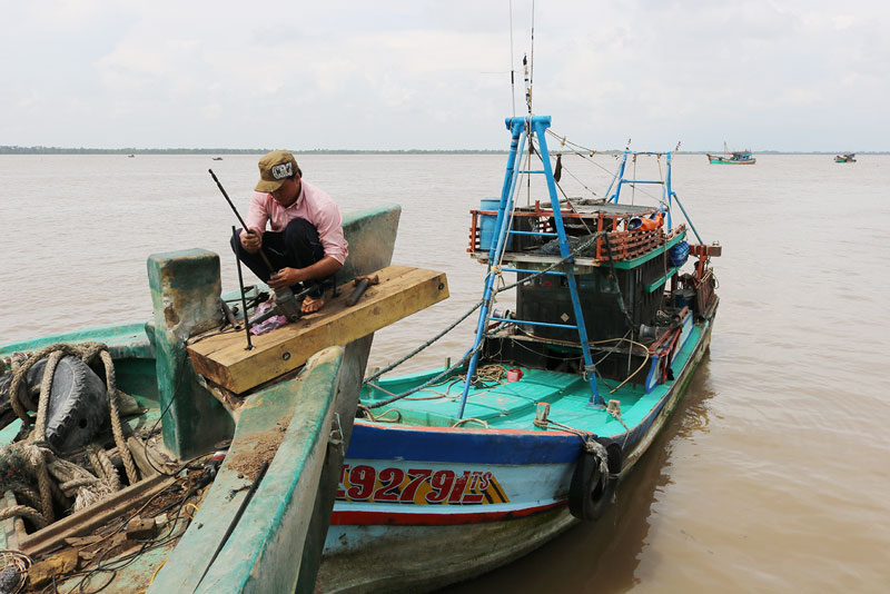 Tàu neo đậu tại Cảng cá huyện Ba Tri.