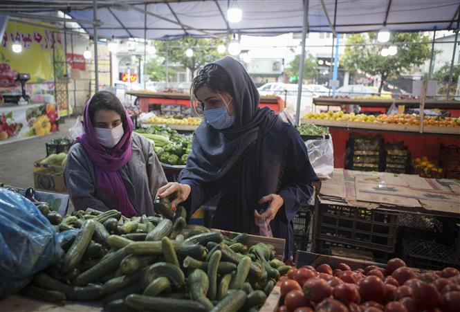 Người dân đeo khẩu trang phòng lây nhiễm COVID-19 tại Tonekabon, Iran, ngày 6-12-2020. Ảnh: THX/ TTXVN