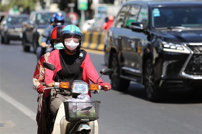 Người dân Phnom Penh đeo khẩu trang để phòng, chống dịch COVID-19. Ảnh: Nguyễn Vũ Hùng - PV TTXVN tại Campuchia