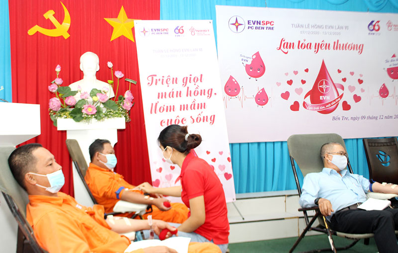 Công ty Điện lực Bến Tre hưởng ứng “Tuần lễ hồng EVN” Cán bộ, công đoàn viên, đoàn thanh niên Công ty Điện lực Bến Tre tham gia hiến máu.