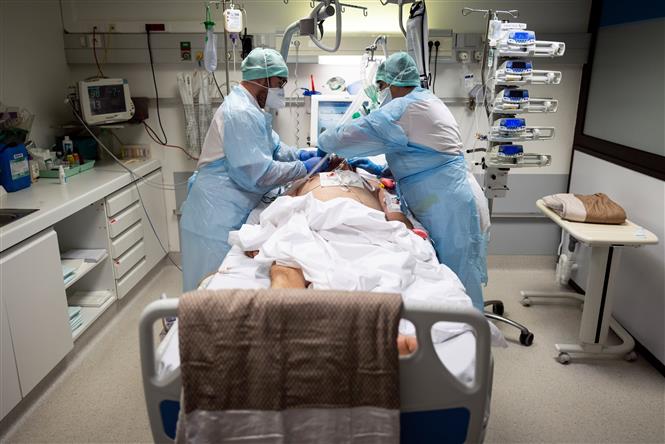 Thế giới trên 71,3 triệu ca bệnh, "Giáng sinh giãn cách" sẽ diễn ra ở nhiều nơi Điều trị cho bệnh nhân nhiễm COVID-19 tại bệnh viện ở Toulouse, Pháp, ngày 16-11-2020. Ảnh: AFP/TTXVN