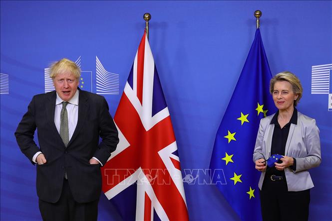 Thủ tướng Anh Boris Johnson (trái) và Chủ tịch Ủy ban châu Âu Ursula von der Leyen tại cuộc gặp ở Brussels, Bỉ ngày 9-12-2020. Ảnh: AFP/TTXVN