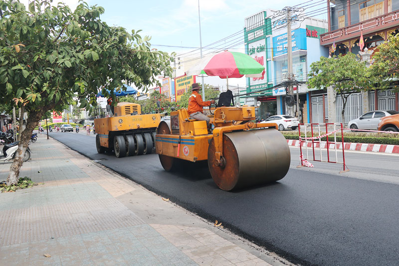 Các tuyến nội ô TP. Bến Tre được nâng cấp, sửa chữa nhằm phục vụ tốt nhu cầu đi lại của người dân. Ảnh: Thạch Thảo