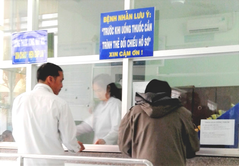 Người nghiện ma túy điều trị thay thế bằng uống Methadone tại Trung tâm Kiểm soát bệnh tật tỉnh. 