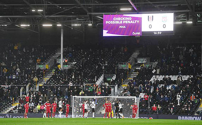 VAR giúp cho Liverpool tránh khỏi 1 quả phạt đền