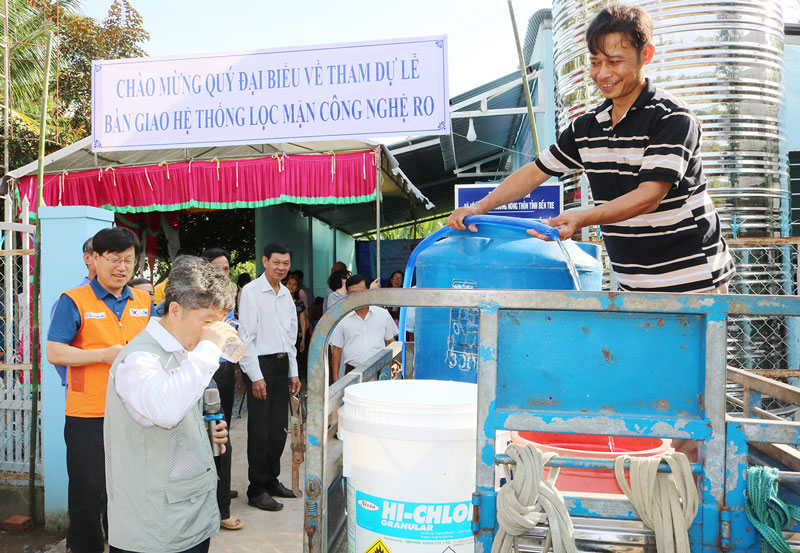 Hệ thống lọc nước RO tại xã Tân Phú Tây (Mỏ Cày Bắc). Ảnh: P. Hân