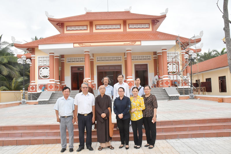 Đoàn công tác của tỉnh khảo sát công trình Khu lưu niệm Nguyễn Sinh Sắc tại chùa Tuyên Linh, xã Minh Đức, huyện Mỏ Cày Nam. Ảnh: Hữu Hiệp