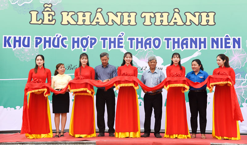 Khánh thành khu phức hợp thể thao thanh niên Đại biểu cắt băng khánh thành khu phức hợp thể thao thanh niên.