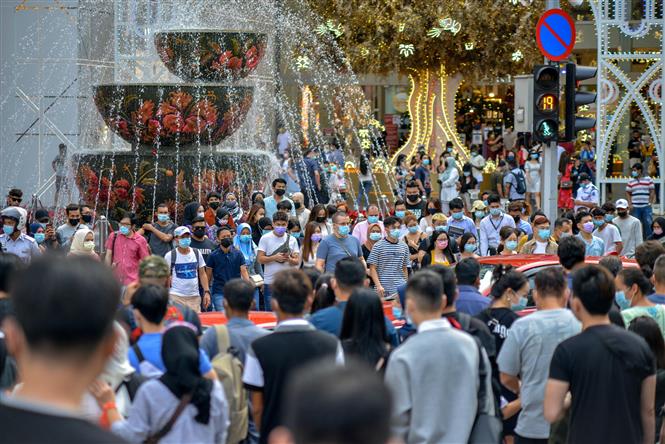 Mỹ chuẩn bị cấp phép vaccine thứ hai; châu Âu phối hợp tiêm chủng Người dân di chuyển trên đường phố tại Kuala Lumpur, Malaysia, ngày 13-12-2020. Ảnh: THX/ TTXVN