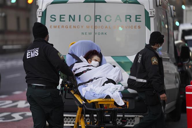 Mỹ chuẩn bị cấp phép vaccine thứ hai; châu Âu phối hợp tiêm chủng Nhân viên y tế chuyển bệnh nhân COVID-19 tới bệnh viện ở New York, Mỹ, ngày 8-12-2020. Ảnh: THX/ TTXVN