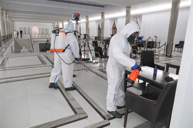 Mỹ chuẩn bị cấp phép vaccine thứ hai; châu Âu phối hợp tiêm chủng Phun thuốc khử trùng nhằm ngăn chặn sự lây lan của COVID-19 tại tòa nhà Quốc hội Ba Lan ở Vacsava ngày 14-12-2020. Ảnh: PAP/ TTXVN