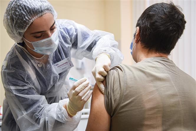Mỹ chuẩn bị cấp phép vaccine thứ hai; châu Âu phối hợp tiêm chủng Nhân viên y tế tiêm vaccine ngừa bệnh COVID-19 cho người dân tại Moskva, Nga ngày 8-12-2020. Ảnh: THX/TTXVN