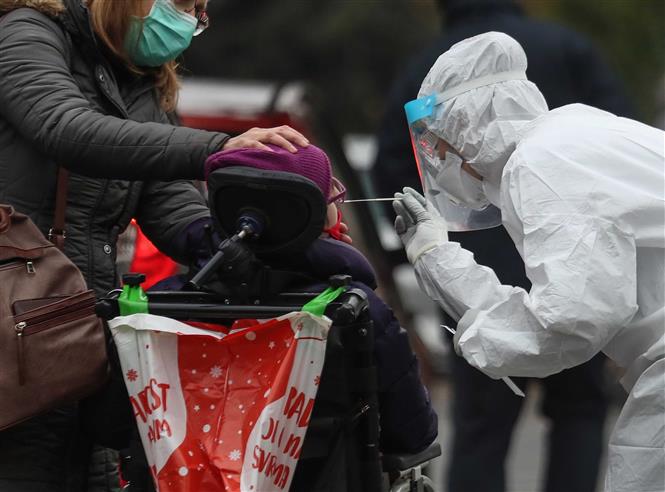 Mỹ chuẩn bị cấp phép vaccine thứ hai; châu Âu phối hợp tiêm chủng Nhân viên y tế lấy mẫu xét nghiệm COVID-19 ở Zagreb, Croatia, ngày 12-12-2020. Ảnh: THX/TTXVN