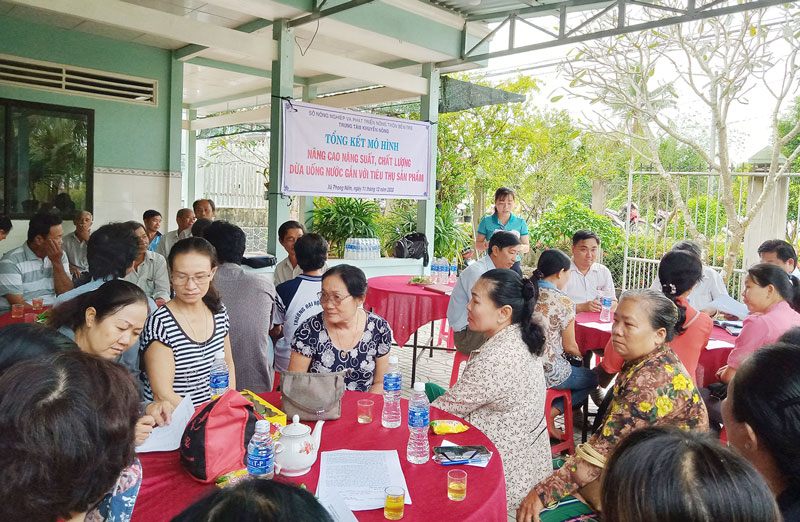 Tin hoạt động các huyện, thành phố ngày 15-12-2020 Nông dân trồng dừa ở xã Phong Nẫm tham dự buổi tổng kết. Ảnh: Đăng Khoa