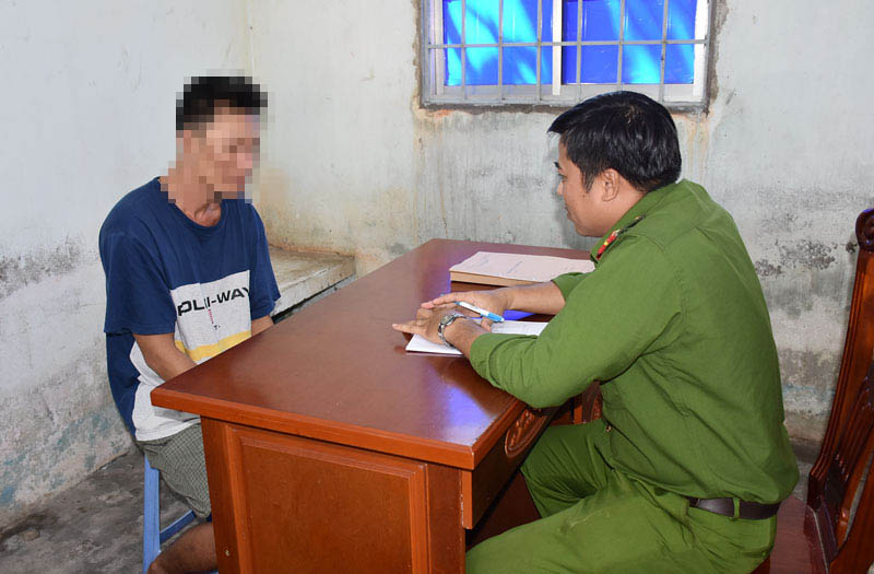 Đề phòng trộm cắp dịp cuối năm Công an huyện Chợ Lách làm việc đối tượng trộm tài sản.