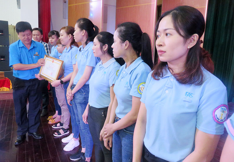 Chủ tịch Liên đoàn Lao động tỉnh Phan Song Toàn khen thưởng cho công nhân lao động.