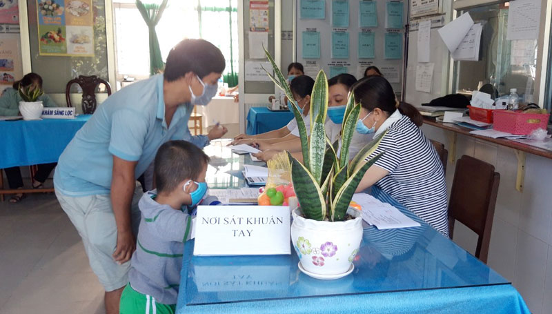 Triển khai kế hoạch tiêm bổ sung vắc-xin bại liệt năm 2020-2021 Người dân đưa trẻ tiêm ngừa tại Trạm Y tế xã Phú Hưng.