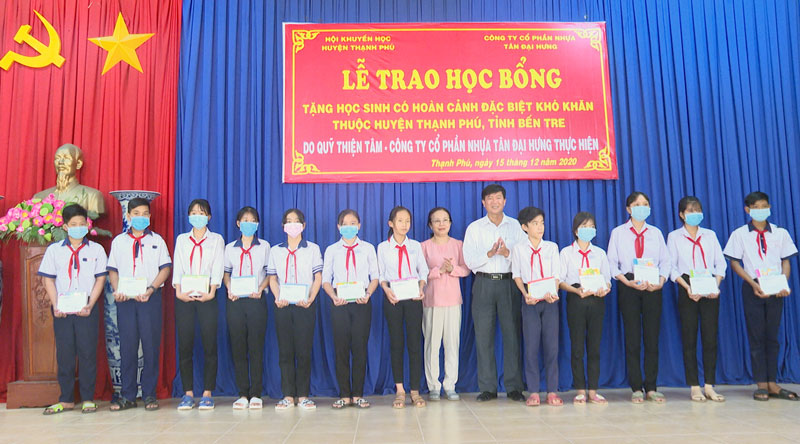 Tin hoạt động các huyện, thành phố ngày 15-12-2020 Trao học bổng cho học sinh. Ảnh: Văn Minh