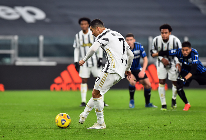 Ronaldo đá hỏng penalty, Juventus bị Atalanta cầm hòa Ronaldo thực hiện hỏng ăn quả đá phạt 11m