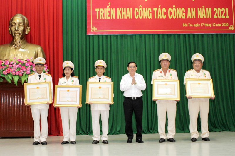 Tiếp tục tăng cường công tác tấn công, truy quét tội phạm Chủ tịch UBND tỉnh Trần Ngọc Tam trao bằng khen của Chủ tịch nước cho các cá nhân có thành tích xuất sắc.