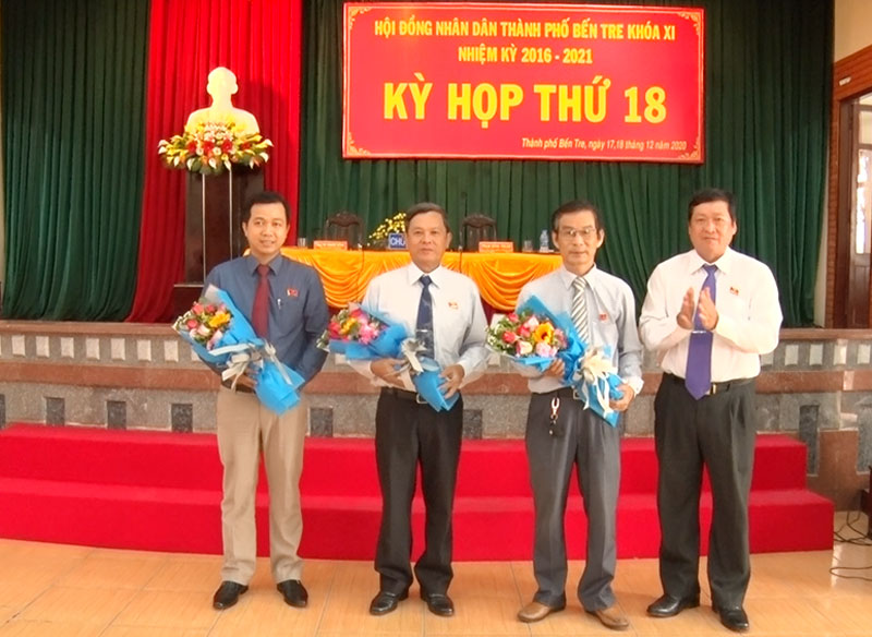 Chủ tịch HĐND TP. Bến Tre Võ Thanh Hồng tặng hoa cảm ơn, chúc mừng các đồng chí miễn nhiệm, được bầu tại kỳ họp.