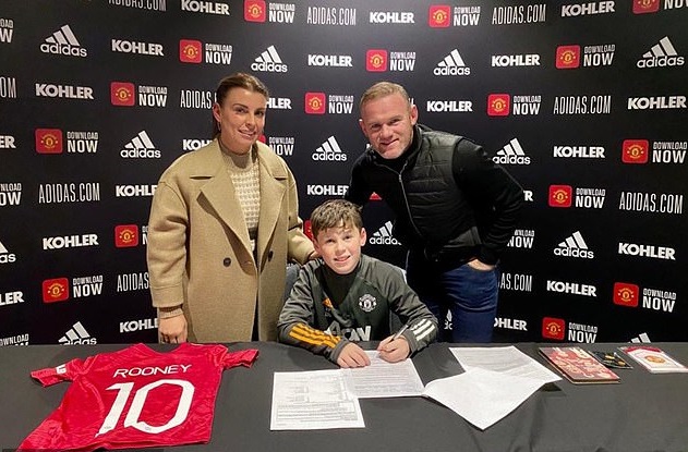 Con trai Rooney đã ký hợp đồng với MU