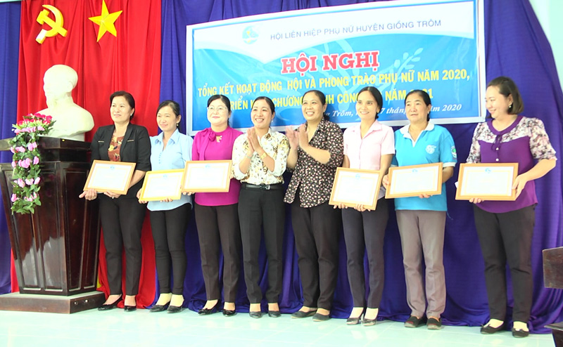 Tin hoạt động các huyện, thành phố ngày 18-12-2020 Khen thưởng tập thể và cá nhân. Ảnh: Trần Diệp.