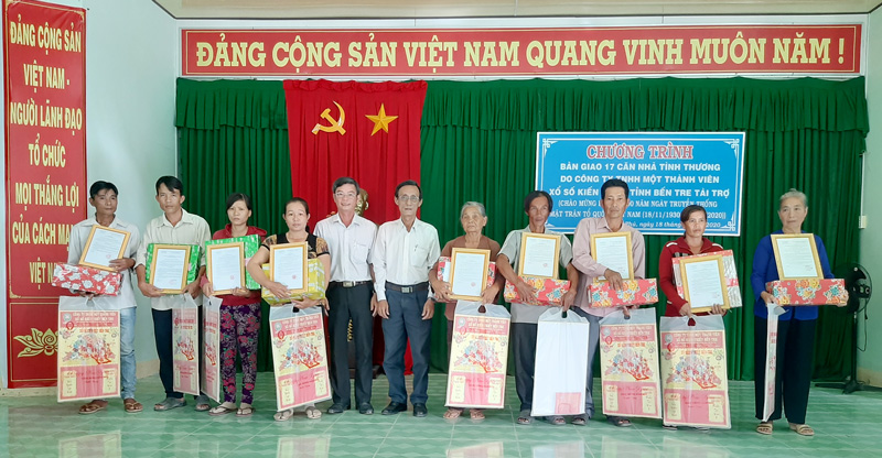 Tin hoạt động các huyện, thành phố ngày 18-12-2020 Trao quyết định tặng nhà và quà cho các hộ gia đình. Ảnh: Văn Minh.