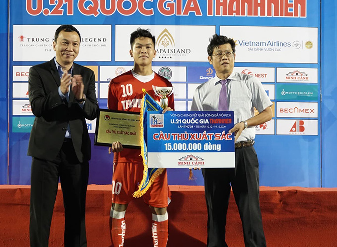 PCT VFF Trần Quốc Tuấn (trái) trao giải thưởng cho cầu thủ xuất sắc nhất