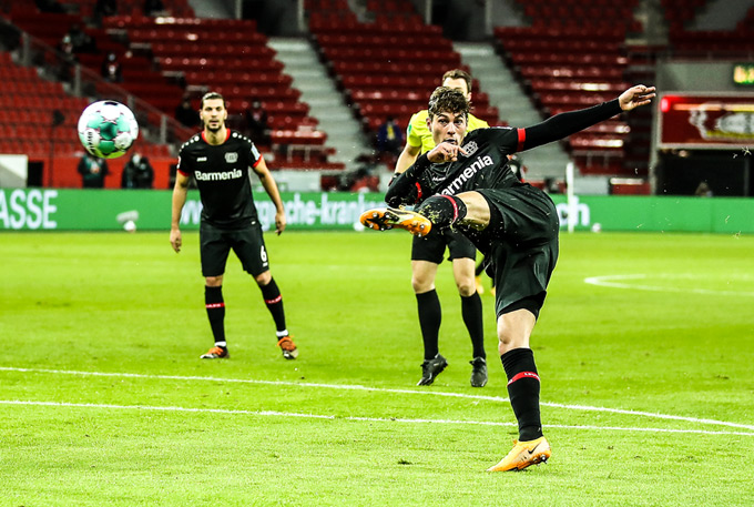 Patrik Schick ghi bàn đẹp mắt vào lưới Bayern