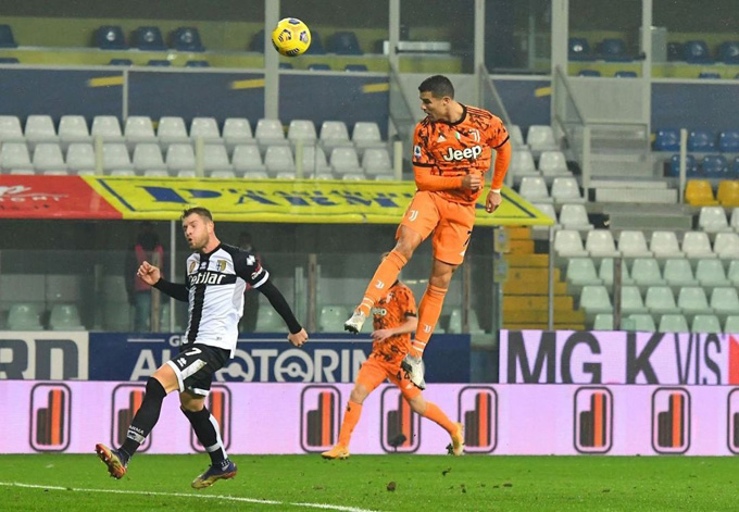 Song sát Ronaldo và Morata tỏa sáng Ronaldo thực hiện cú đánh đầu sở trường tung lưới Parma