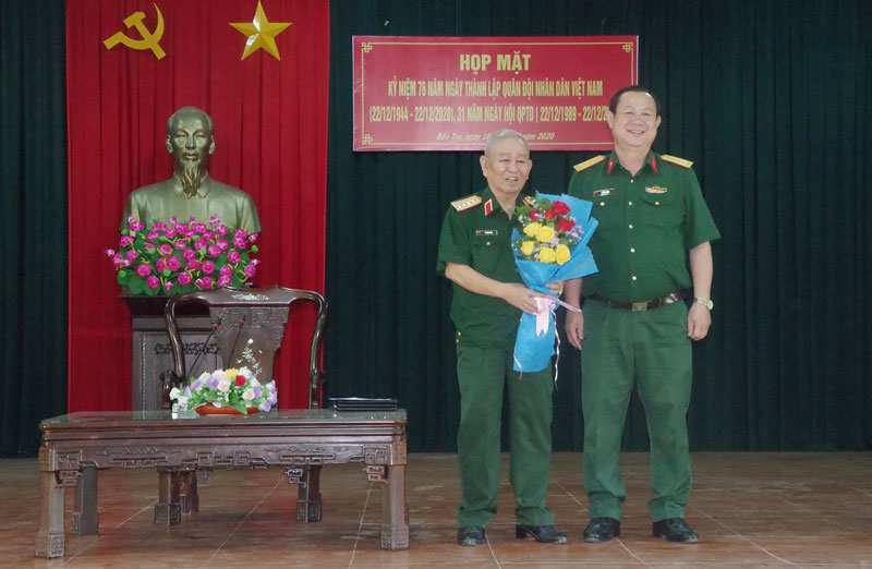 Đại tá Lê Văn Hùng - Chính ủy Bộ Chỉ huy Quân sự tỉnh tặng hoa chúc mừng Đại tướng Lê Văn Dũng - Nguyên Chủ nhiệm Tổng cục Chính trị Quân đội nhân dân Việt Nam nhân dịp 22-12. Ảnh: Đặng Thạch