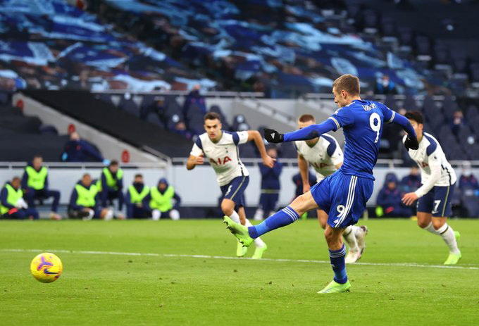 Vardy mở tỷ số trận đấu Tottenham vs Leicester trên chấm 11m ở phút bù giờ thứ 4 của hiệp 1