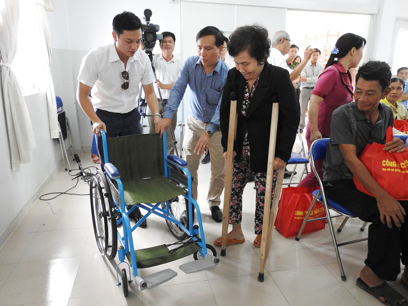Kết quả nổi bật của nhiệm kỳ 2016 - 2020 Hội Bảo trợ bệnh nhân nghèo, người tàn tật và trẻ mồ côi tỉnh vận động mạnh thường quân trao tặng xe lăn cho người khuyết tật. Ảnh: Thanh Đồng