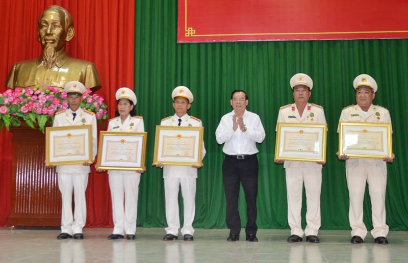 Chủ tịch UBND tỉnh Trần Ngọc Tam trao Huân chương bảo vệ Tổ quốc cho các cá nhân. Ảnh: Hải Đăng