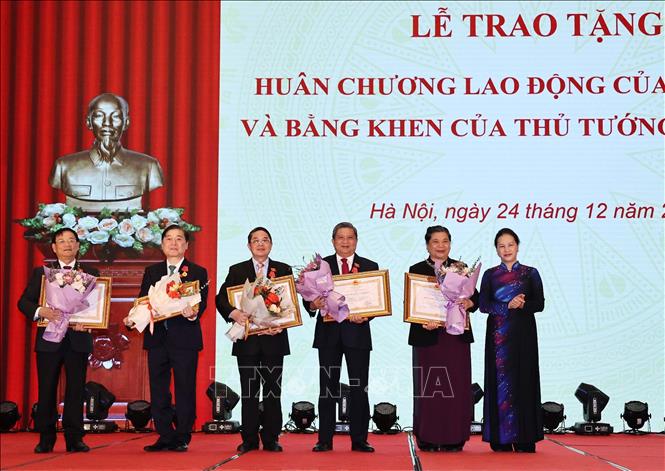 Chủ tịch Quốc hội Nguyễn Thị Kim Ngân trao Huân chương Lao động hạng Nhất cho Phó chủ tịch Thường trực Quốc hội Tòng Thị Phóng và các Ủy viên Ủy ban Thường vụ Quốc hội. Ảnh: Trọng Đức /TTXVN